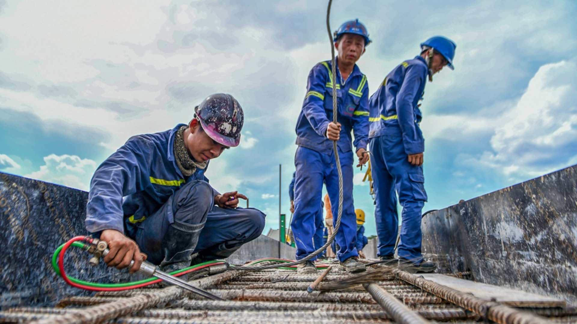 Công nhân đang tập trung thi công cao tốc Phan Thiết - Dầu Giây